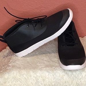 🤑NWoT UGG Treadlite Shoes